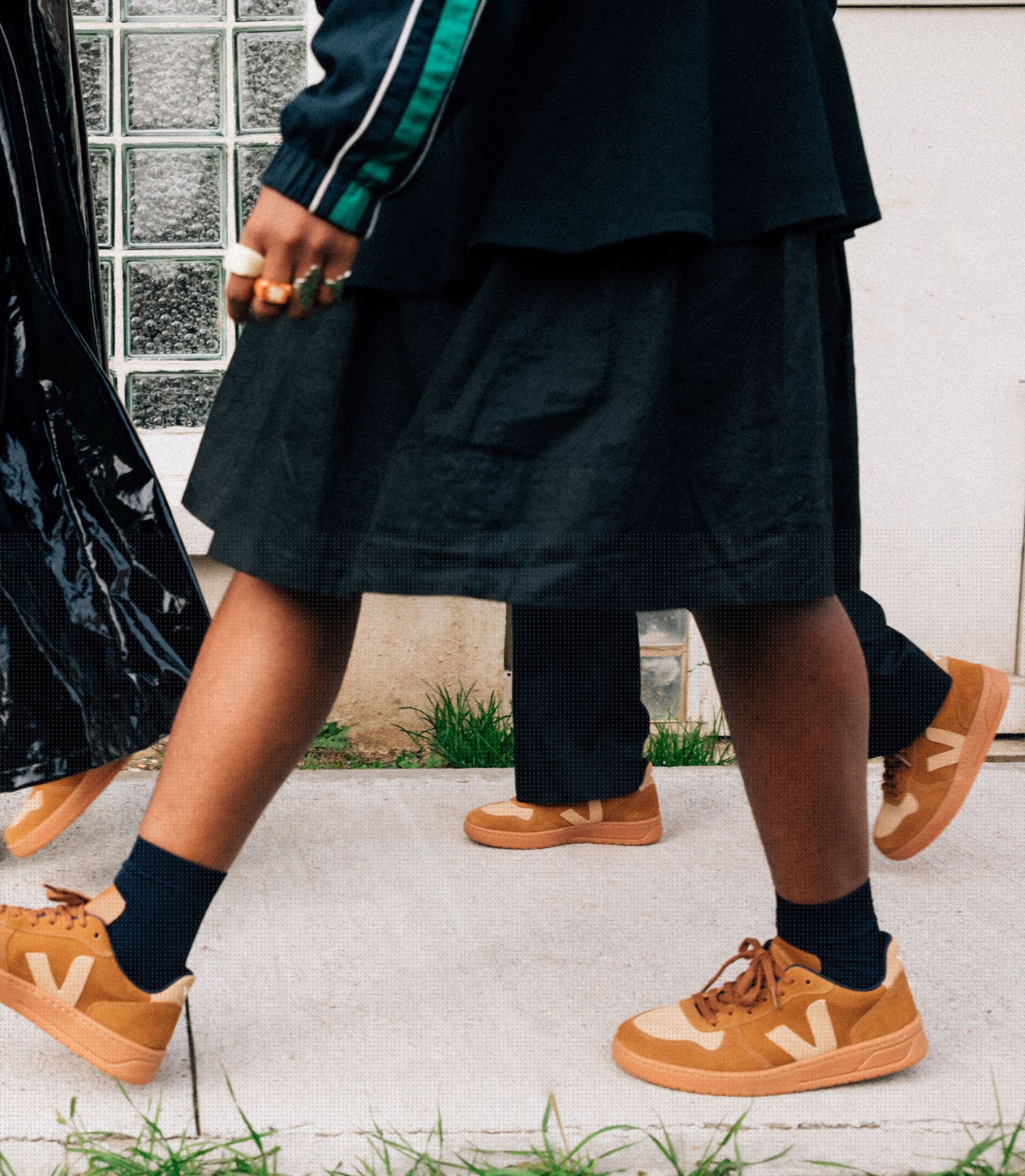 VEJA V-10 SUEDE CAMEL DESERT | VJ24212
